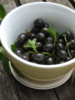 Una foto de Aceitunas negras con hierbas de huerto