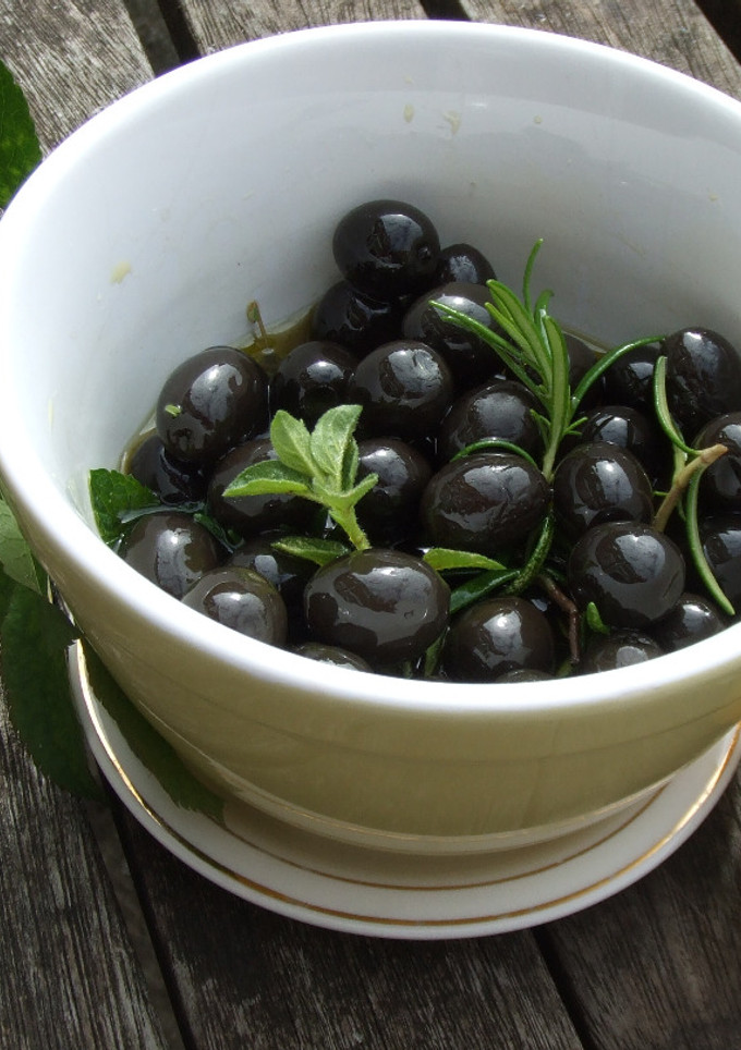 Una foto de Aceitunas negras con hierbas de huerto