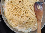 Una foto de espagueti de surimi