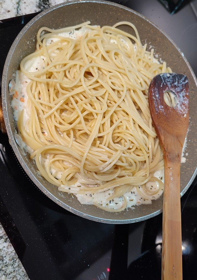 Una foto de Pasta con surimi y salsa de queso Philadelphia