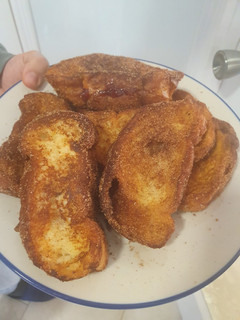 Una foto de Torrijas rellenas de mermelada y crema de cacahuete