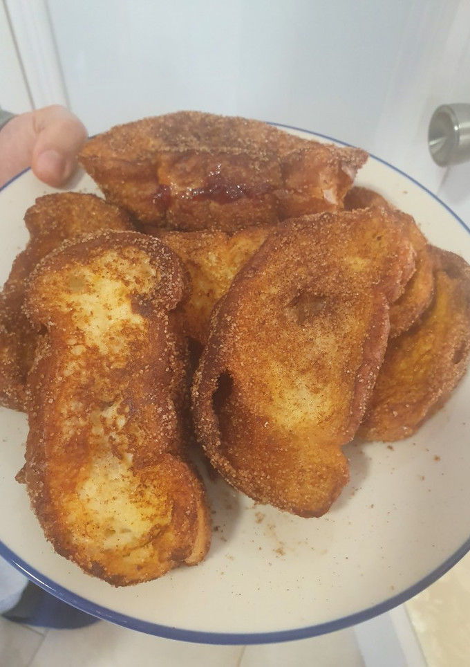 Una foto de Torrijas rellenas de mermelada y crema de cacahuete