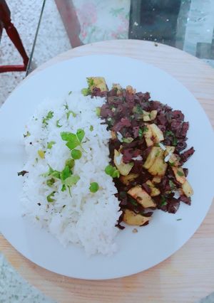 Una foto de Sangrecita de pollo con papas fritas acompañado con arroz blanco
