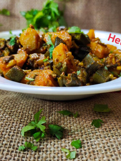 आलू भिंडी की सब्जी (aloo bhindi ki sabzi recipe in Hindi) रेसिपी मुख्य फोटो