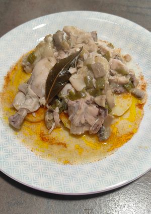Una foto de Pollo con champiñones