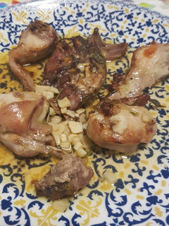 Una foto de Conejo al ajillo al horno