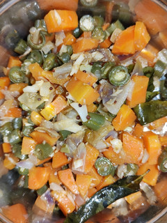 கேரட் பீன்ஸ் பொரியல்(carrot beans poriyal recipe in tamil) செய்முறை முக்கிய புகைப்படம்