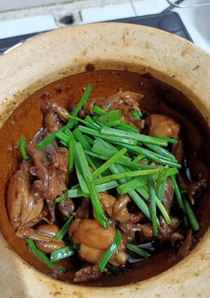 Hình của món Ếch kho Singapore.