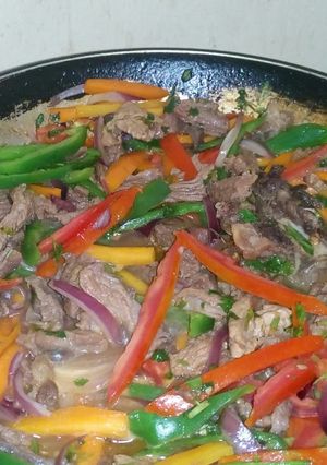 A picture of Stirfried beef fleaks.
