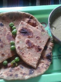 मटर मसाला भरे पराठे (Mater masala stuffed paratha recipe in hindi) रेसिपी मुख्य फोटो