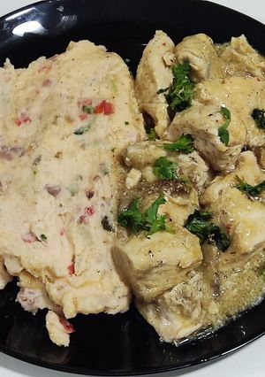 Una foto de Pollo y champiñones al ajillo y puré rústico