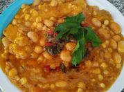 Una foto de guisado de garbanzo con elote