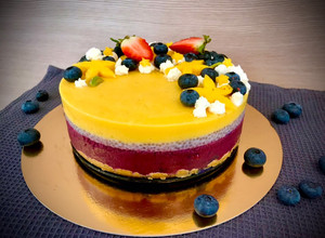 Áfonyás-mangós joghurttorta chiapudinggal recept fotója
