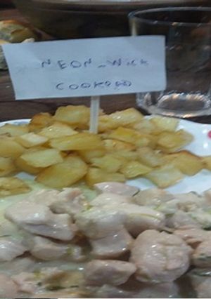 Una foto de Dados de pollo con crema de verdeo y papas
