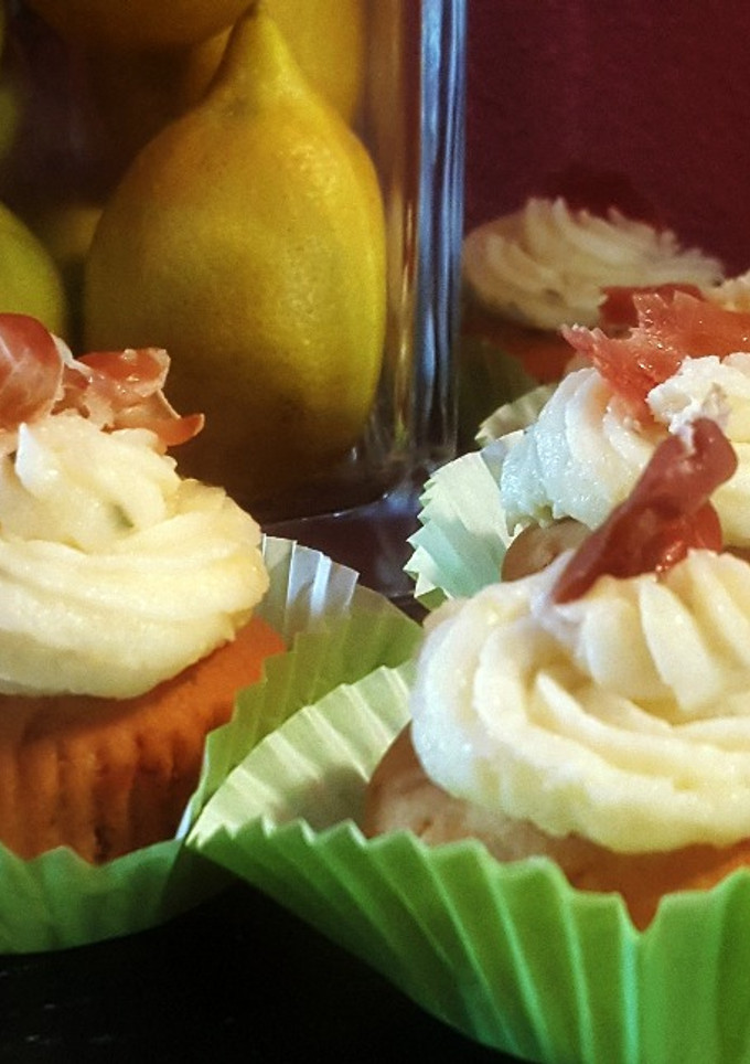 Una foto de Cupcakes de jamón serrano con cobertura de puré de patata