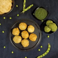 A picture of Lilva(pigeon peas) kachori.