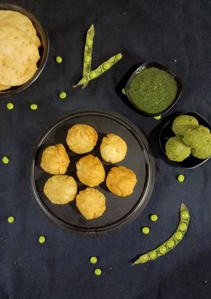 A picture of Lilva(pigeon peas) kachori.