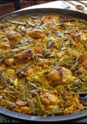 A picture of Paella Valenciana.