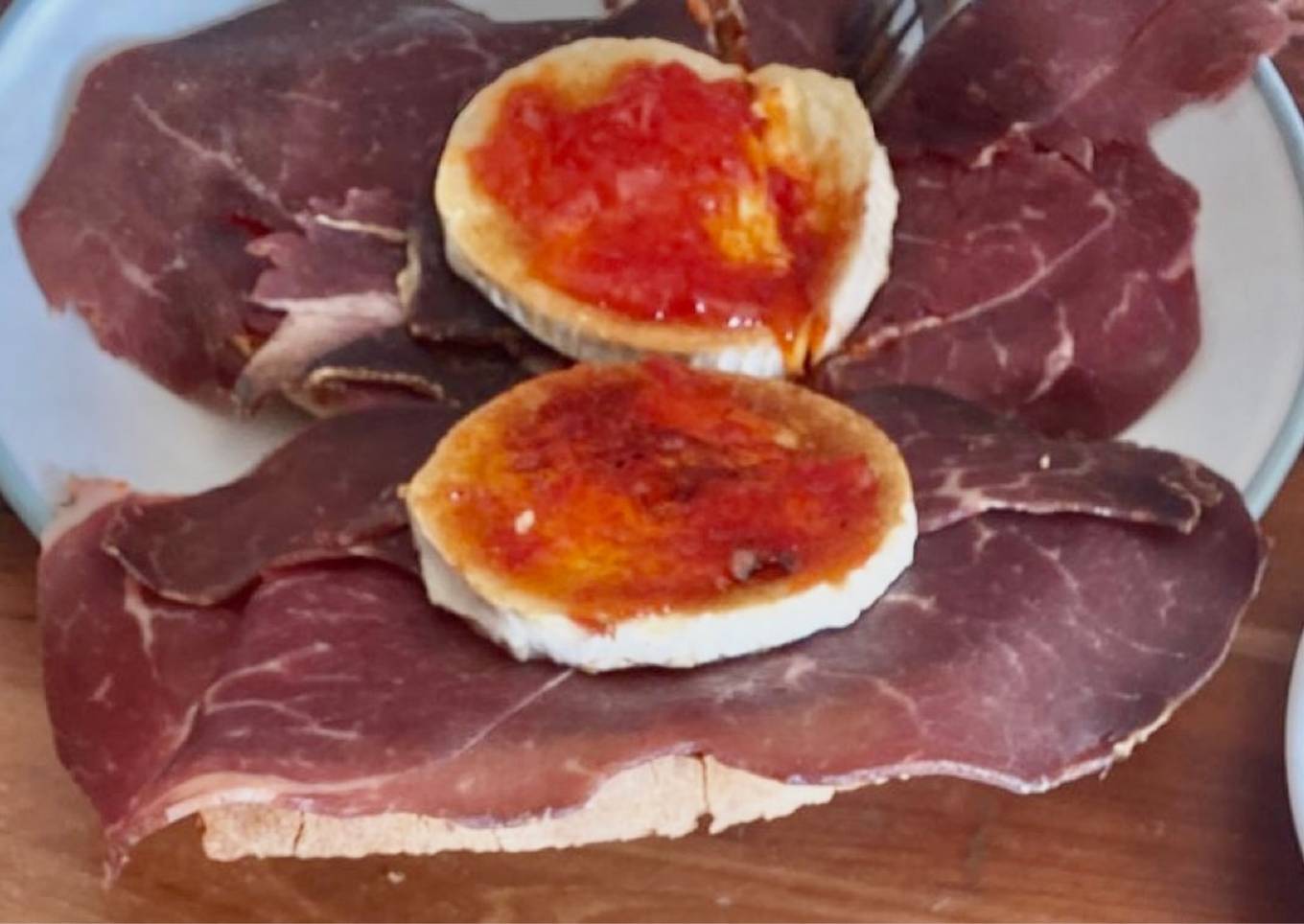 Tostada de cecina con queso de cabra