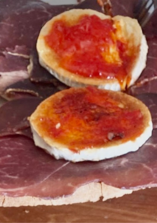 Una foto de Tostada de cecina con queso de cabra