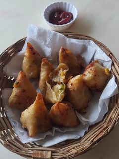 ચીઝ કોર્ન સમોસા (Cheese Corn Samosa Recipe In Gujarati) રેસીપી મુખ્ય ફોટો