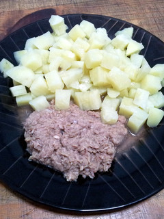 A picture of Tuna with potatoes and cream.