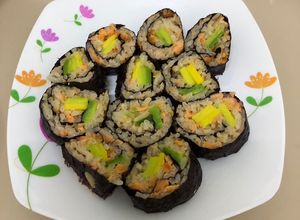 Hình của món Cơm cuộn cá hồi.