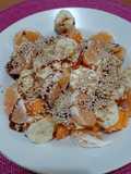 Frutas con algarrobina y ajonjolí