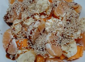 Una foto de Frutas con algarrobina y ajonjolí