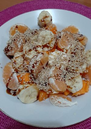 Una foto de Frutas con algarrobina y ajonjolí