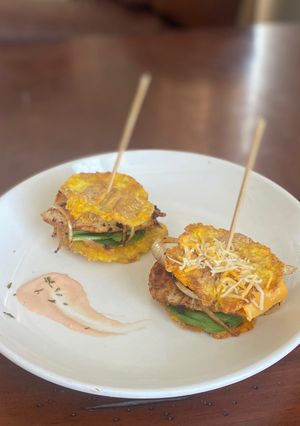 Una foto de Tostones hamburger de pollo