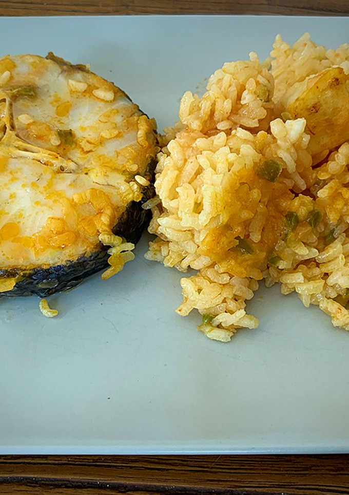 Una foto de Arroz con vieiras y merluza