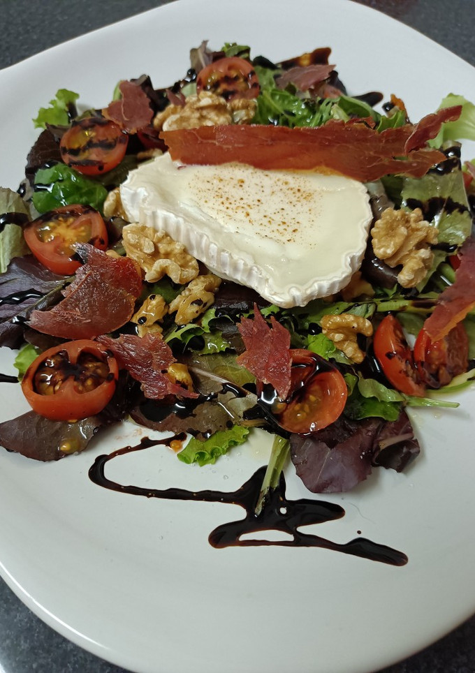 Una foto de Ensalada de queso de cabra y crujiente de ibérico