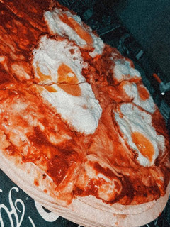 Una foto de Pizza con huevo frito 🍕
