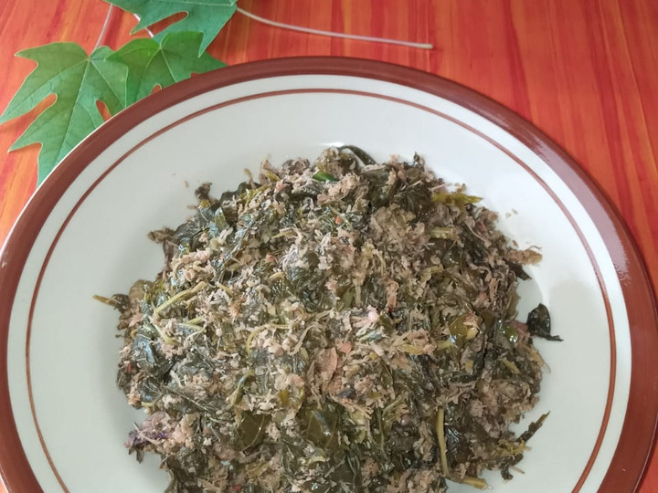 Bagaimana Menyiapkan Urap daun singkong, Bisa Manjain Lidah