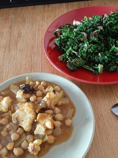 Una foto de Garbanzos al curry y kale crujiente