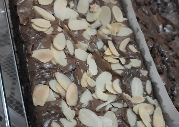 Brownies almond fudgi shiny crust