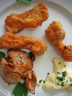 Una foto de Chuletitas de conejo lechal empanadas