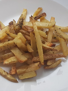 Una foto de Patatas fritas horneadas (4 ingredientes)