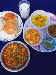 मिसल पाव रेसिपी मुख्य फोटो