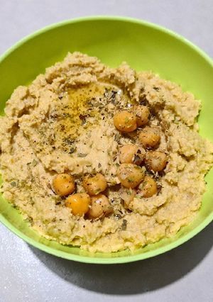 Una foto de Hummus de garbanzos y aceitunas 🫒
