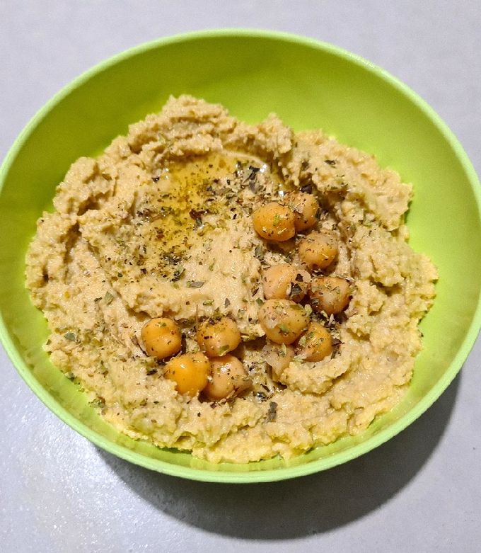 Una foto de Hummus de garbanzos y aceitunas 🫒