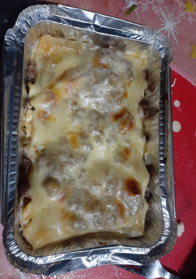 Una foto de Lasaña con pollo y carne