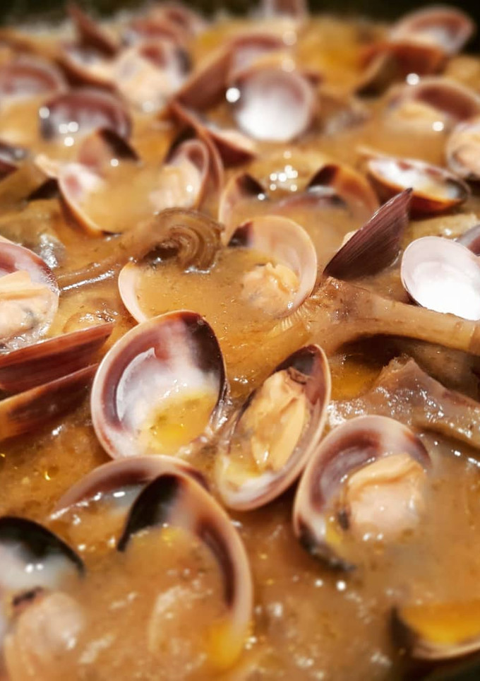 Una foto de Alcachofas en salsa verde con almejas