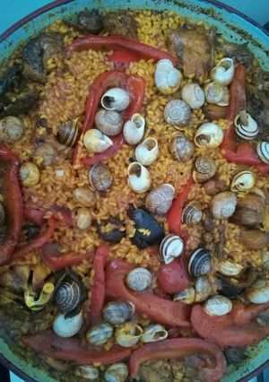 Una foto de Arroz conejo de monte y caracoles