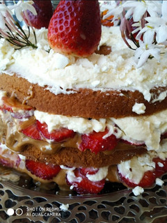 Una foto de Torta desnuda de frutillas