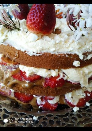 Una foto de Torta desnuda de frutillas