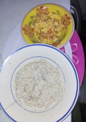 A picture of Oats meal with egg sauce.