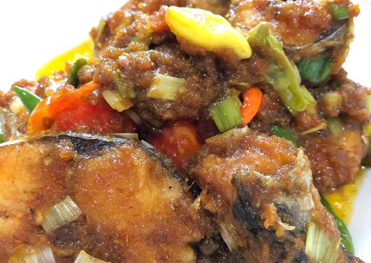 Cara Gampang Membuat Tenggiri Goreng Cabe Ijo yang Bisa Manjain Lidah