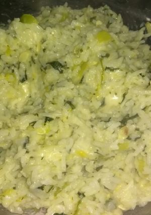 Una foto de Arroz con espinaca, zapallito y mozzarella😊